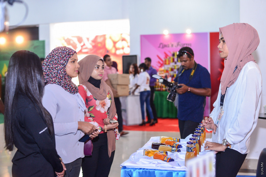 މެއި 3، 2018: ކާބޯތަކެތީގެ ދާއިރާއަށް އަމާޒުކޮށްގެން ހައިރައިޒުން އިންތިޒާމުކޮށްގެން ބާއްވާ ފުޑް އެންޑް ބެވަރޭޖެސް ޝޯ އާޓްގެލަރީގައި ފެށުން -- ސަން ފޮޓޯ/ ފަޔާޒު މޫސާ
