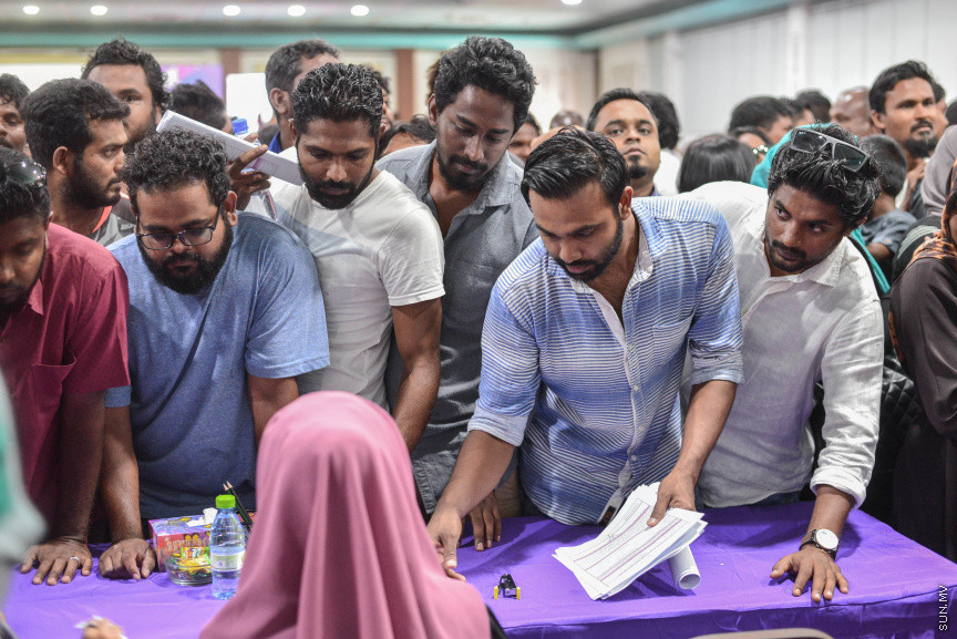 މެއި 6، 2018: ދިވެހިރައްޔިތުންނަށް ބޯހިޔާވަހިކަން ފޯރުކޮށްދިނުމަށް ސަރުކާރުން ކުރިއަށްގެންދާ ބޯހިޔާވަހިކަމުގެ މަޝްރޫއު، "ހިޔާ"ގެ ފުލެޓްތަކަށް ކުރިމަތި ލުމުގެ ފުރުޞަތު ހުޅުވާލާ ފުލެޓްތަކަށް ކުރިމަތި ލުމަށް ފޯމު ދޫކުރަން ދަރުބާރުގޭގައި ފެށުން -- ސަން ފޮޓޯ/ ފަޔާޒު މޫސާ