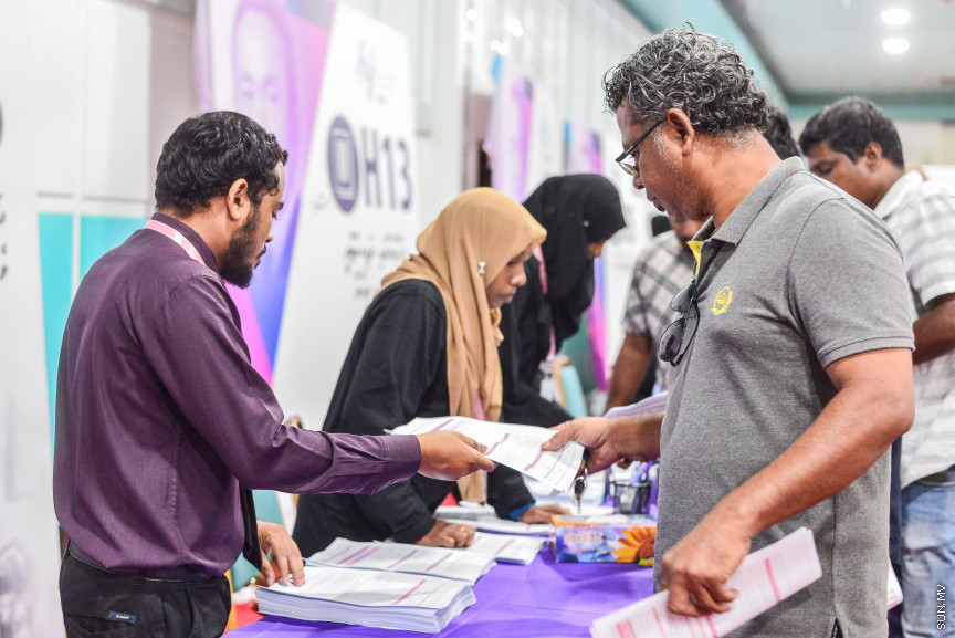 މެއި 6، 2018: ދިވެހިރައްޔިތުންނަށް ބޯހިޔާވަހިކަން ފޯރުކޮށްދިނުމަށް ސަރުކާރުން ކުރިއަށްގެންދާ ބޯހިޔާވަހިކަމުގެ މަޝްރޫއު، "ހިޔާ"ގެ ފުލެޓްތަކަށް ކުރިމަތި ލުމުގެ ފުރުޞަތު ހުޅުވާލާ ފުލެޓްތަކަށް ކުރިމަތި ލުމަށް ފޯމު ދޫކުރަން ދަރުބާރުގޭގައި ފެށުން -- ސަން ފޮޓޯ/ ފަޔާޒު މޫސާ