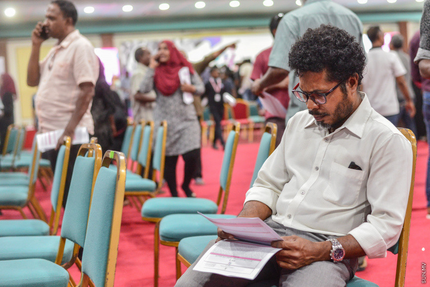 މެއި 6، 2018: ދިވެހިރައްޔިތުންނަށް ބޯހިޔާވަހިކަން ފޯރުކޮށްދިނުމަށް ސަރުކާރުން ކުރިއަށްގެންދާ ބޯހިޔާވަހިކަމުގެ މަޝްރޫއު، "ހިޔާ"ގެ ފުލެޓްތަކަށް ކުރިމަތި ލުމުގެ ފުރުޞަތު ހުޅުވާލާ ފުލެޓްތަކަށް ކުރިމަތި ލުމަށް ފޯމު ދޫކުރަން ދަރުބާރުގޭގައި ފެށުން -- ސަން ފޮޓޯ/ ފަޔާޒު މޫސާ