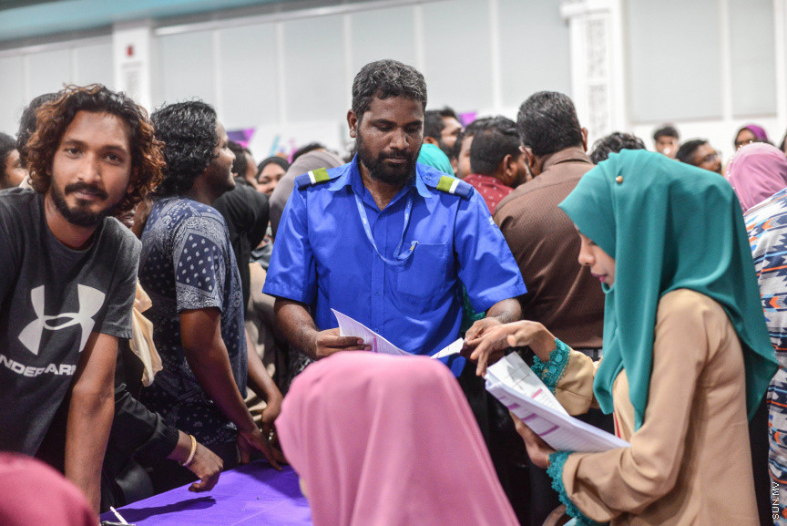 މެއި 6، 2018: ދިވެހިރައްޔިތުންނަށް ބޯހިޔާވަހިކަން ފޯރުކޮށްދިނުމަށް ސަރުކާރުން ކުރިއަށްގެންދާ ބޯހިޔާވަހިކަމުގެ މަޝްރޫއު، "ހިޔާ"ގެ ފުލެޓްތަކަށް ކުރިމަތި ލުމުގެ ފުރުޞަތު ހުޅުވާލާ ފުލެޓްތަކަށް ކުރިމަތި ލުމަށް ފޯމު ދޫކުރަން ދަރުބާރުގޭގައި ފެށުން -- ސަން ފޮޓޯ/ ފަޔާޒު މޫސާ