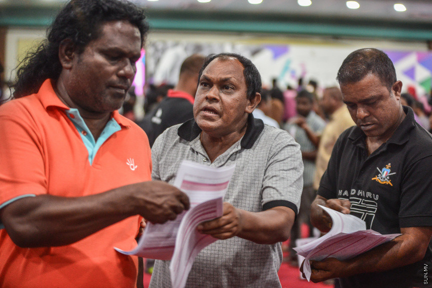 މެއި 6، 2018: ދިވެހިރައްޔިތުންނަށް ބޯހިޔާވަހިކަން ފޯރުކޮށްދިނުމަށް ސަރުކާރުން ކުރިއަށްގެންދާ ބޯހިޔާވަހިކަމުގެ މަޝްރޫއު، "ހިޔާ"ގެ ފުލެޓްތަކަށް ކުރިމަތި ލުމުގެ ފުރުޞަތު ހުޅުވާލާ ފުލެޓްތަކަށް ކުރިމަތި ލުމަށް ފޯމު ދޫކުރަން ދަރުބާރުގޭގައި ފެށުން -- ސަން ފޮޓޯ/ ފަޔާޒު މޫސާ