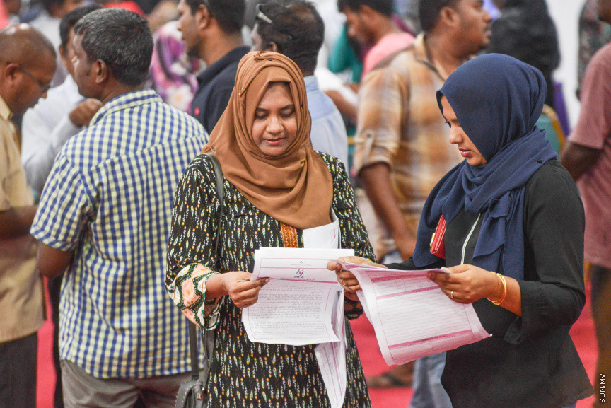 މެއި 6، 2018: ދިވެހިރައްޔިތުންނަށް ބޯހިޔާވަހިކަން ފޯރުކޮށްދިނުމަށް ސަރުކާރުން ކުރިއަށްގެންދާ ބޯހިޔާވަހިކަމުގެ މަޝްރޫއު، "ހިޔާ"ގެ ފުލެޓްތަކަށް ކުރިމަތި ލުމުގެ ފުރުޞަތު ހުޅުވާލާ ފުލެޓްތަކަށް ކުރިމަތި ލުމަށް ފޯމު ދޫކުރަން ދަރުބާރުގޭގައި ފެށުން -- ސަން ފޮޓޯ/ ފަޔާޒު މޫސާ