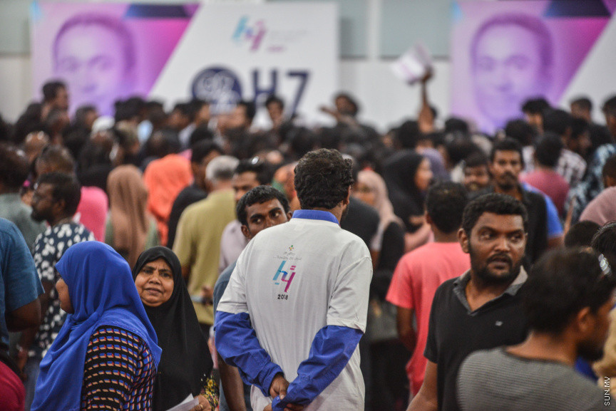 މެއި 6، 2018: ދިވެހިރައްޔިތުންނަށް ބޯހިޔާވަހިކަން ފޯރުކޮށްދިނުމަށް ސަރުކާރުން ކުރިއަށްގެންދާ ބޯހިޔާވަހިކަމުގެ މަޝްރޫއު، "ހިޔާ"ގެ ފުލެޓްތަކަށް ކުރިމަތި ލުމުގެ ފުރުޞަތު ހުޅުވާލާ ފުލެޓްތަކަށް ކުރިމަތި ލުމަށް ފޯމު ދޫކުރަން ދަރުބާރުގޭގައި ފެށުން -- ސަން ފޮޓޯ/ ފަޔާޒު މޫސާ