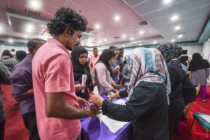 މެއި 6، 2018: ދިވެހިރައްޔިތުންނަށް ބޯހިޔާވަހިކަން ފޯރުކޮށްދިނުމަށް ސަރުކާރުން ކުރިއަށްގެންދާ ބޯހިޔާވަހިކަމުގެ މަޝްރޫއު، "ހިޔާ"ގެ ފުލެޓްތަކަށް ކުރިމަތި ލުމުގެ ފުރުޞަތު ހުޅުވާލާ ފުލެޓްތަކަށް ކުރިމަތި ލުމަށް ފޯމު ދޫކުރަން ދަރުބާރުގޭގައި ފެށުން -- ސަން ފޮޓޯ/ ފަޔާޒު މޫސާ