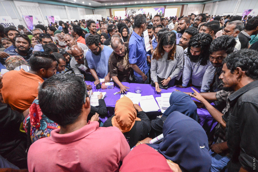 މެއި 6، 2018: ދިވެހިރައްޔިތުންނަށް ބޯހިޔާވަހިކަން ފޯރުކޮށްދިނުމަށް ސަރުކާރުން ކުރިއަށްގެންދާ ބޯހިޔާވަހިކަމުގެ މަޝްރޫއު، "ހިޔާ"ގެ ފުލެޓްތަކަށް ކުރިމަތި ލުމުގެ ފުރުޞަތު ހުޅުވާލާ ފުލެޓްތަކަށް ކުރިމަތި ލުމަށް ފޯމު ދޫކުރަން ދަރުބާރުގޭގައި ފެށުން -- ސަން ފޮޓޯ/ ފަޔާޒު މޫސާ