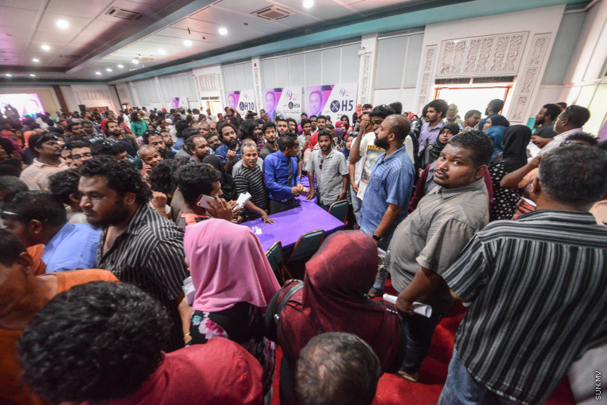 މެއި 6، 2018: ދިވެހިރައްޔިތުންނަށް ބޯހިޔާވަހިކަން ފޯރުކޮށްދިނުމަށް ސަރުކާރުން ކުރިއަށްގެންދާ ބޯހިޔާވަހިކަމުގެ މަޝްރޫއު، "ހިޔާ"ގެ ފުލެޓްތަކަށް ކުރިމަތި ލުމުގެ ފުރުޞަތު ހުޅުވާލާ ފުލެޓްތަކަށް ކުރިމަތި ލުމަށް ފޯމު ދޫކުރަން ދަރުބާރުގޭގައި ފެށުން -- ސަން ފޮޓޯ/ ފަޔާޒު މޫސާ