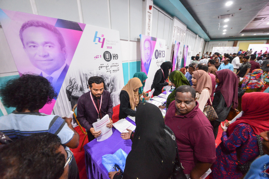 މެއި 6، 2018: ދިވެހިރައްޔިތުންނަށް ބޯހިޔާވަހިކަން ފޯރުކޮށްދިނުމަށް ސަރުކާރުން ކުރިއަށްގެންދާ ބޯހިޔާވަހިކަމުގެ މަޝްރޫއު، "ހިޔާ"ގެ ފުލެޓްތަކަށް ކުރިމަތި ލުމުގެ ފުރުޞަތު ހުޅުވާލާ ފުލެޓްތަކަށް ކުރިމަތި ލުމަށް ފޯމު ދޫކުރަން ދަރުބާރުގޭގައި ފެށުން -- ސަން ފޮޓޯ/ ފަޔާޒު މޫސާ