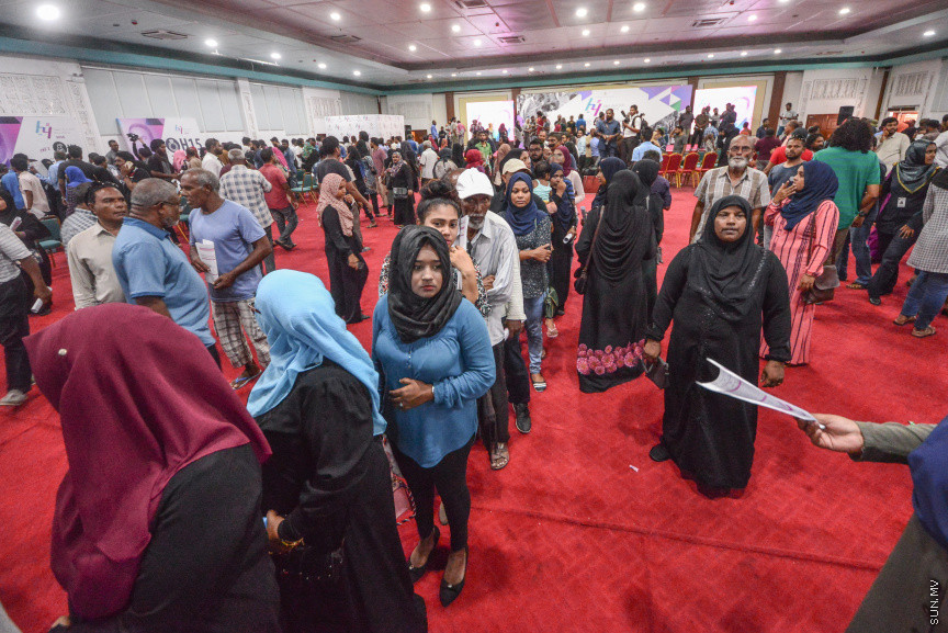 މެއި 6، 2018: ދިވެހިރައްޔިތުންނަށް ބޯހިޔާވަހިކަން ފޯރުކޮށްދިނުމަށް ސަރުކާރުން ކުރިއަށްގެންދާ ބޯހިޔާވަހިކަމުގެ މަޝްރޫއު، "ހިޔާ"ގެ ފުލެޓްތަކަށް ކުރިމަތި ލުމުގެ ފުރުޞަތު ހުޅުވާލާ ފުލެޓްތަކަށް ކުރިމަތި ލުމަށް ފޯމު ދޫކުރަން ދަރުބާރުގޭގައި ފެށުން -- ސަން ފޮޓޯ/ ފަޔާޒު މޫސާ