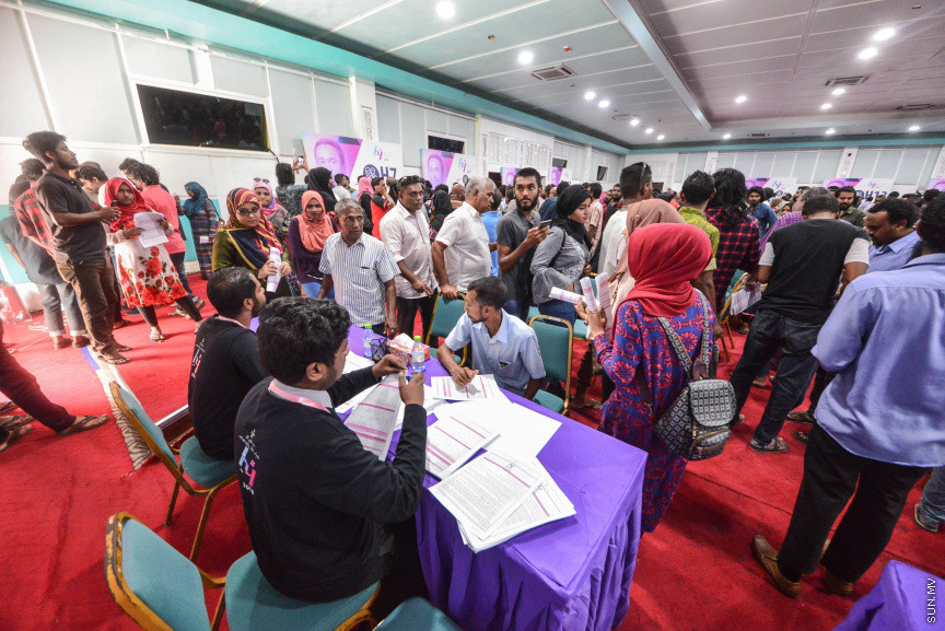 މެއި 6، 2018: ދިވެހިރައްޔިތުންނަށް ބޯހިޔާވަހިކަން ފޯރުކޮށްދިނުމަށް ސަރުކާރުން ކުރިއަށްގެންދާ ބޯހިޔާވަހިކަމުގެ މަޝްރޫއު، "ހިޔާ"ގެ ފުލެޓްތަކަށް ކުރިމަތި ލުމުގެ ފުރުޞަތު ހުޅުވާލާ ފުލެޓްތަކަށް ކުރިމަތި ލުމަށް ފޯމު ދޫކުރަން ދަރުބާރުގޭގައި ފެށުން -- ސަން ފޮޓޯ/ ފަޔާޒު މޫސާ