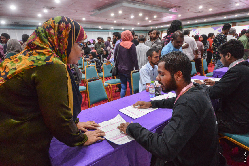 މެއި 6، 2018: ދިވެހިރައްޔިތުންނަށް ބޯހިޔާވަހިކަން ފޯރުކޮށްދިނުމަށް ސަރުކާރުން ކުރިއަށްގެންދާ ބޯހިޔާވަހިކަމުގެ މަޝްރޫއު، "ހިޔާ"ގެ ފުލެޓްތަކަށް ކުރިމަތި ލުމުގެ ފުރުޞަތު ހުޅުވާލާ ފުލެޓްތަކަށް ކުރިމަތި ލުމަށް ފޯމު ދޫކުރަން ދަރުބާރުގޭގައި ފެށުން -- ސަން ފޮޓޯ/ ފަޔާޒު މޫސާ