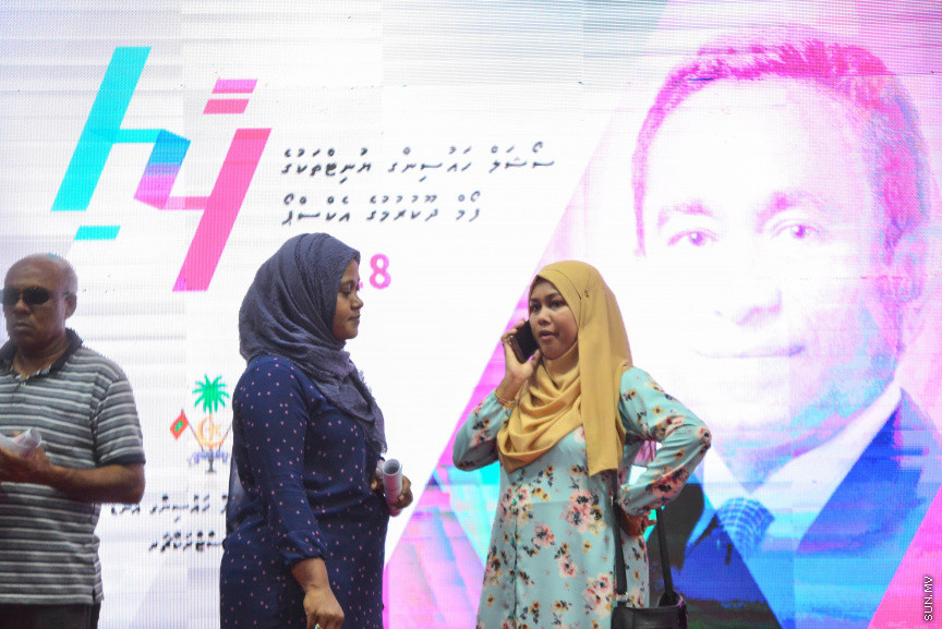 މެއި 6، 2018: ދިވެހިރައްޔިތުންނަށް ބޯހިޔާވަހިކަން ފޯރުކޮށްދިނުމަށް ސަރުކާރުން ކުރިއަށްގެންދާ ބޯހިޔާވަހިކަމުގެ މަޝްރޫއު، "ހިޔާ"ގެ ފުލެޓްތަކަށް ކުރިމަތި ލުމުގެ ފުރުޞަތު ހުޅުވާލާ ފުލެޓްތަކަށް ކުރިމަތި ލުމަށް ފޯމު ދޫކުރަން ދަރުބާރުގޭގައި ފެށުން -- ސަން ފޮޓޯ/ ފަޔާޒު މޫސާ