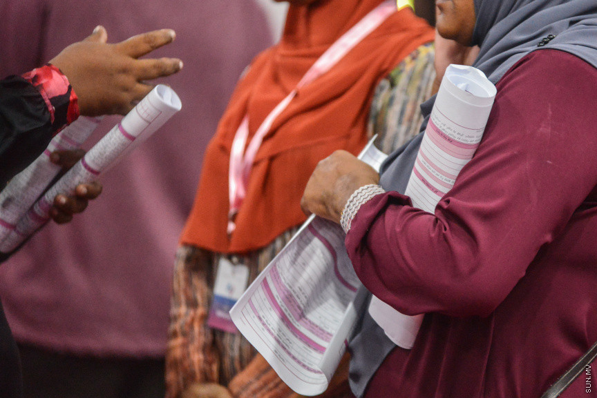 މެއި 6، 2018: ދިވެހިރައްޔިތުންނަށް ބޯހިޔާވަހިކަން ފޯރުކޮށްދިނުމަށް ސަރުކާރުން ކުރިއަށްގެންދާ ބޯހިޔާވަހިކަމުގެ މަޝްރޫއު، "ހިޔާ"ގެ ފުލެޓްތަކަށް ކުރިމަތި ލުމުގެ ފުރުޞަތު ހުޅުވާލާ ފުލެޓްތަކަށް ކުރިމަތި ލުމަށް ފޯމު ދޫކުރަން ދަރުބާރުގޭގައި ފެށުން -- ސަން ފޮޓޯ/ ފަޔާޒު މޫސާ