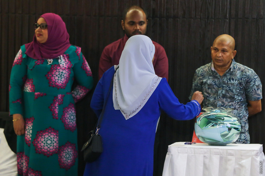 މެއި 13، 2018: ބޭންކް އޮފް މޯލްޑިވްސް 2017ވަނަ އަހަރުގެ އަހަރީ އާންމު ޖަލްސާގެ ތެރެއިން:  ހިއްސާގެ ފައިދާގެ ގޮތުގައި ހިއްސާއަކަށް 22 ރުފިޔާ ބެހުމަށް ވަނީ ފާސްކޮއްފަ -- ސަން ފޮޓޯ/ ފަޔާޒު މޫސާ 