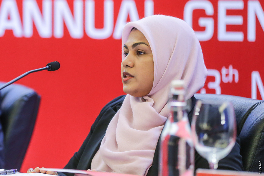މެއި 13، 2018: ބޭންކް އޮފް މޯލްޑިވްސް 2017ވަނަ އަހަރުގެ އަހަރީ އާންމު ޖަލްސާގެ ތެރެއިން:  ހިއްސާގެ ފައިދާގެ ގޮތުގައި ހިއްސާއަކަށް 22 ރުފިޔާ ބެހުމަށް ވަނީ ފާސްކޮއްފަ -- ސަން ފޮޓޯ/ ފަޔާޒު މޫސާ 