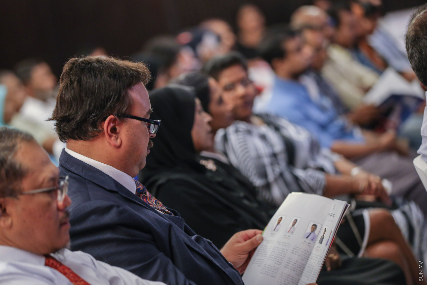 މެއި 13، 2018: ބޭންކް އޮފް މޯލްޑިވްސް 2017ވަނަ އަހަރުގެ އަހަރީ އާންމު ޖަލްސާގެ ތެރެއިން:  ހިއްސާގެ ފައިދާގެ ގޮތުގައި ހިއްސާއަކަށް 22 ރުފިޔާ ބެހުމަށް ވަނީ ފާސްކޮއްފަ -- ސަން ފޮޓޯ/ ފަޔާޒު މޫސާ 