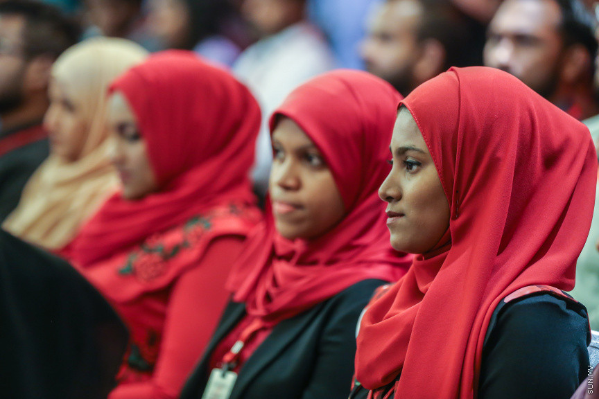 މެއި 13، 2018: ބޭންކް އޮފް މޯލްޑިވްސް 2017ވަނަ އަހަރުގެ އަހަރީ އާންމު ޖަލްސާގެ ތެރެއިން:  ހިއްސާގެ ފައިދާގެ ގޮތުގައި ހިއްސާއަކަށް 22 ރުފިޔާ ބެހުމަށް ވަނީ ފާސްކޮއްފަ -- ސަން ފޮޓޯ/ ފަޔާޒު މޫސާ 
