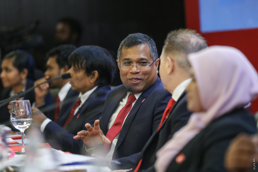 މެއި 13، 2018: ބޭންކް އޮފް މޯލްޑިވްސް 2017ވަނަ އަހަރުގެ އަހަރީ އާންމު ޖަލްސާގެ ތެރެއިން:  ހިއްސާގެ ފައިދާގެ ގޮތުގައި ހިއްސާއަކަށް 22 ރުފިޔާ ބެހުމަށް ވަނީ ފާސްކޮއްފަ -- ސަން ފޮޓޯ/ ފަޔާޒު މޫސާ 