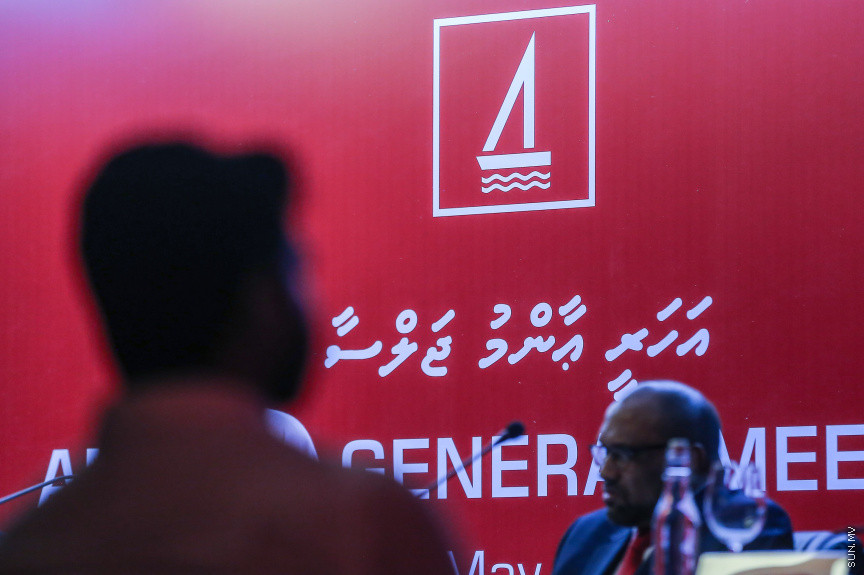 މެއި 13، 2018: ބޭންކް އޮފް މޯލްޑިވްސް 2017ވަނަ އަހަރުގެ އަހަރީ އާންމު ޖަލްސާގެ ތެރެއިން:  ހިއްސާގެ ފައިދާގެ ގޮތުގައި ހިއްސާއަކަށް 22 ރުފިޔާ ބެހުމަށް ވަނީ ފާސްކޮއްފަ -- ސަން ފޮޓޯ/ ފަޔާޒު މޫސާ 