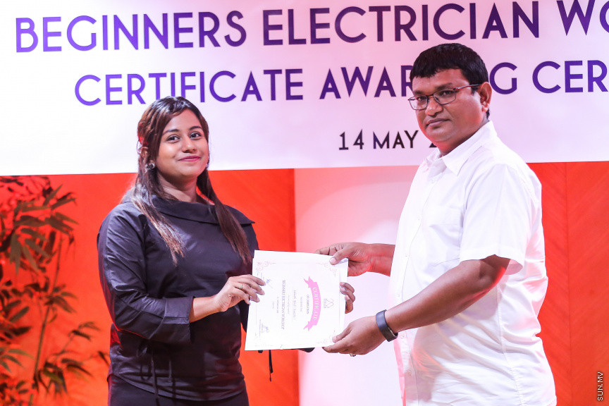 މެއި 14، 2018: މުޖުތަމައުގައި އަންހެނުން ބާރުވެރިކުރުވުމުގެ ގޮތުން، އަންހެނުންނަށް ކަރަންޓުގެ މަސައްކަތްތައް ދަސްކޮށްދިނުމަށްް ސްޓެލްކޯއިން ހިންގި ކުރުމައްދަތުގެ ކޯސްތަކުގެ ދަރިވަރުންގެ ދަސްވެނިވުން -- ސަން ފޮޓޯ/ ފަޔާޒު މޫސާ 