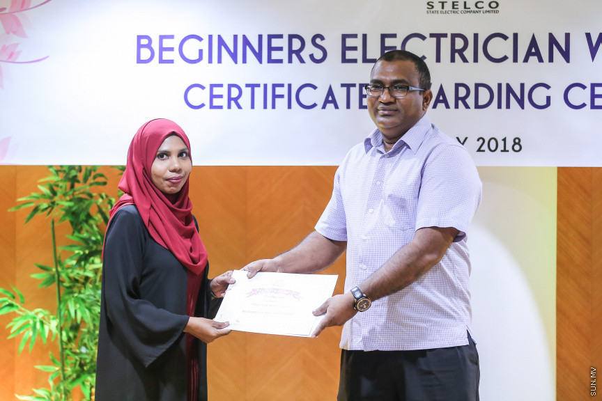މެއި 14، 2018: މުޖުތަމައުގައި އަންހެނުން ބާރުވެރިކުރުވުމުގެ ގޮތުން، އަންހެނުންނަށް ކަރަންޓުގެ މަސައްކަތްތައް ދަސްކޮށްދިނުމަށްް ސްޓެލްކޯއިން ހިންގި ކުރުމައްދަތުގެ ކޯސްތަކުގެ ދަރިވަރުންގެ ދަސްވެނިވުން -- ސަން ފޮޓޯ/ ފަޔާޒު މޫސާ 