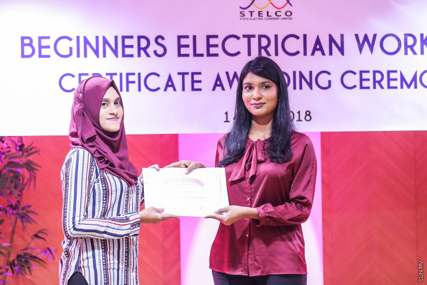 މެއި 14، 2018: މުޖުތަމައުގައި އަންހެނުން ބާރުވެރިކުރުވުމުގެ ގޮތުން، އަންހެނުންނަށް ކަރަންޓުގެ މަސައްކަތްތައް ދަސްކޮށްދިނުމަށްް ސްޓެލްކޯއިން ހިންގި ކުރުމައްދަތުގެ ކޯސްތަކުގެ ދަރިވަރުންގެ ދަސްވެނިވުން -- ސަން ފޮޓޯ/ ފަޔާޒު މޫސާ 