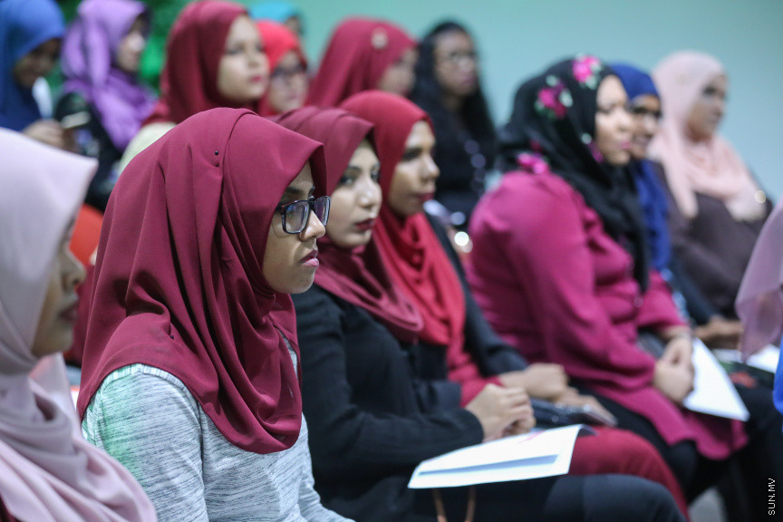 މެއި 14، 2018: މުޖުތަމައުގައި އަންހެނުން ބާރުވެރިކުރުވުމުގެ ގޮތުން، އަންހެނުންނަށް ކަރަންޓުގެ މަސައްކަތްތައް ދަސްކޮށްދިނުމަށްް ސްޓެލްކޯއިން ހިންގި ކުރުމައްދަތުގެ ކޯސްތަކުގެ ދަރިވަރުންގެ ދަސްވެނިވުން -- ސަން ފޮޓޯ/ ފަޔާޒު މޫސާ 