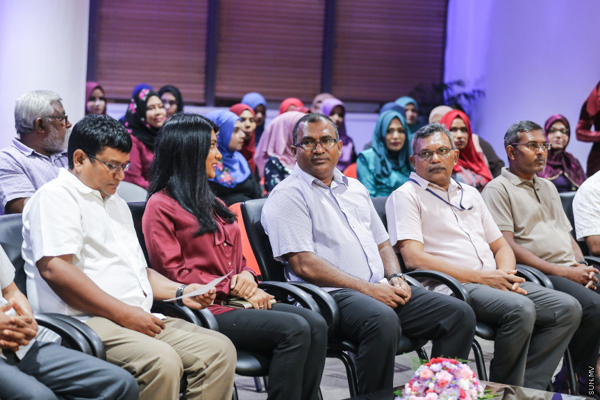 މެއި 14، 2018: މުޖުތަމައުގައި އަންހެނުން ބާރުވެރިކުރުވުމުގެ ގޮތުން، އަންހެނުންނަށް ކަރަންޓުގެ މަސައްކަތްތައް ދަސްކޮށްދިނުމަށްް ސްޓެލްކޯއިން ހިންގި ކުރުމައްދަތުގެ ކޯސްތަކުގެ ދަރިވަރުންގެ ދަސްވެނިވުން -- ސަން ފޮޓޯ/ ފަޔާޒު މޫސާ 