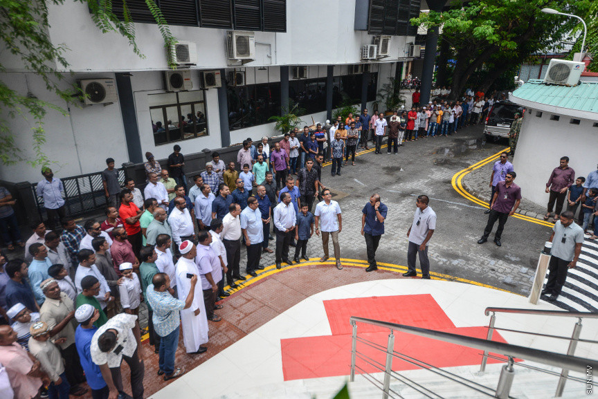 މެއި 18، 2018: ޔުނިވާސަލް އެންޓަޕްރައިސަސް ޕްރައިވެޓް ލިމިޓެޑްގެ ހިލޭ އެހީގެ ދަށުން މާލޭގައި ބިނާކުރި "ޒިޔާރަތް މިސްކިތް" ހުޅުވުން: މިސްކިތް ހުޅުއްވައިދެއްވީ  ރައީސުލްޖުމްހޫރިއްޔާ އަބްދުﷲ ޔާމިން -- ސަން ފޮޓޯ/ ފަޔާޒު މޫސާ 