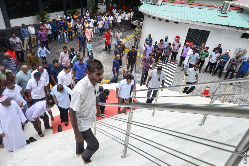 މެއި 18، 2018: ޔުނިވާސަލް އެންޓަޕްރައިސަސް ޕްރައިވެޓް ލިމިޓެޑްގެ ހިލޭ އެހީގެ ދަށުން މާލޭގައި ބިނާކުރި "ޒިޔާރަތް މިސްކިތް" ހުޅުވުން: މިސްކިތް ހުޅުއްވައިދެއްވީ  ރައީސުލްޖުމްހޫރިއްޔާ އަބްދުﷲ ޔާމިން -- ސަން ފޮޓޯ/ ފަޔާޒު މޫސާ 
