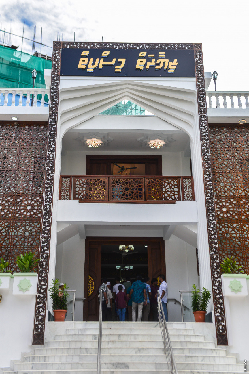މެއި 18، 2018: ޔުނިވާސަލް އެންޓަޕްރައިސަސް ޕްރައިވެޓް ލިމިޓެޑްގެ ހިލޭ އެހީގެ ދަށުން މާލޭގައި ބިނާކުރި "ޒިޔާރަތް މިސްކިތް" ހުޅުވުން: މިސްކިތް ހުޅުއްވައިދެއްވީ  ރައީސުލްޖުމްހޫރިއްޔާ އަބްދުﷲ ޔާމިން -- ސަން ފޮޓޯ/ ފަޔާޒު މޫސާ 