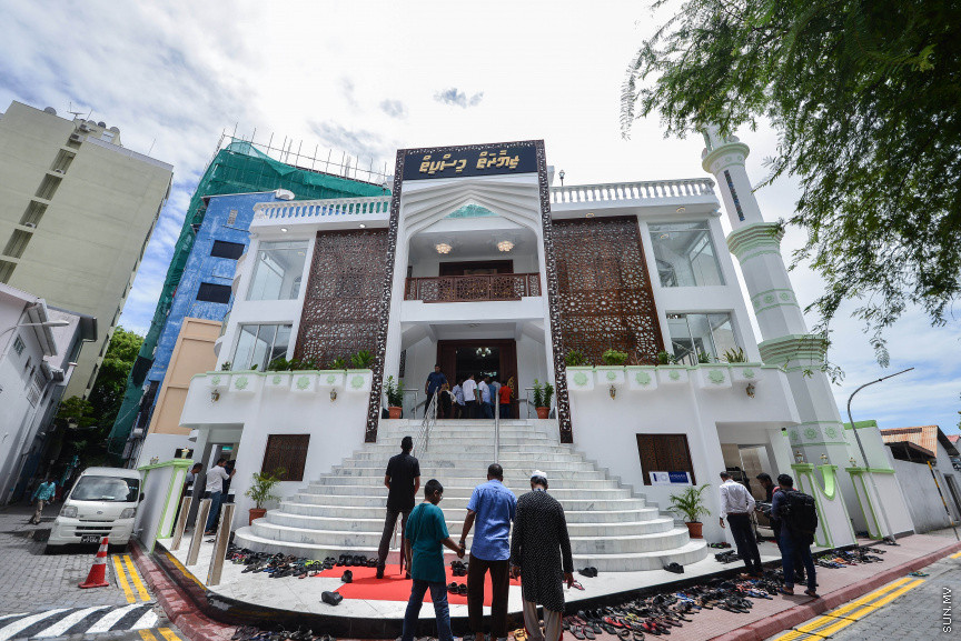 މެއި 18، 2018: ޔުނިވާސަލް އެންޓަޕްރައިސަސް ޕްރައިވެޓް ލިމިޓެޑްގެ ހިލޭ އެހީގެ ދަށުން މާލޭގައި ބިނާކުރި "ޒިޔާރަތް މިސްކިތް" ހުޅުވުން: މިސްކިތް ހުޅުއްވައިދެއްވީ  ރައީސުލްޖުމްހޫރިއްޔާ އަބްދުﷲ ޔާމިން -- ސަން ފޮޓޯ/ ފަޔާޒު މޫސާ 