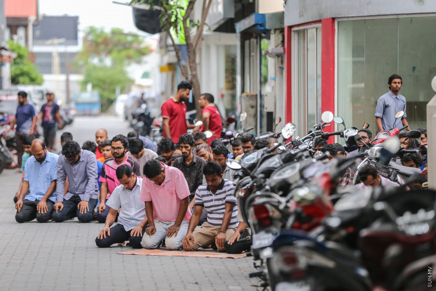 ރޯދައާއި އަޅުކަން: އެހެން މަސްމަހާ ހިލާފަށް ރަމަޟާން މަހު އަޅުކަމުގައި ހޭދަ ކުރާ މީހުންގެ އަދަދު ގިނަކަން ވަނީ ފާހަގަ ކުރެވިފަ، އަދި އަޅުކަމުގައި ހޭދަކުރާ ވަގުތު އިތުރުވެ، ނަމާދު ގަޑިތަކުގައި މިސްކިތްތައް ފުރޭ -- ސަން ފޮޓޯ/ ފަޔާޒު މޫސާ