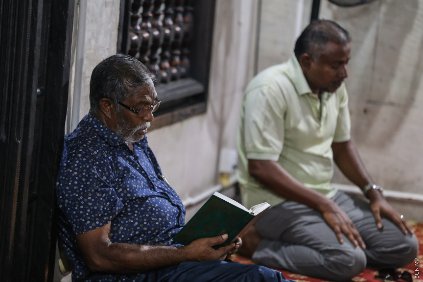 ރޯދައާއި އަޅުކަން: އެހެން މަސްމަހާ ހިލާފަށް ރަމަޟާން މަހު އަޅުކަމުގައި ހޭދަ ކުރާ މީހުންގެ އަދަދު ގިނަކަން ވަނީ ފާހަގަ ކުރެވިފަ، އަދި އަޅުކަމުގައި ހޭދަކުރާ ވަގުތު އިތުރުވެ، ނަމާދު ގަޑިތަކުގައި މިސްކިތްތައް ފުރޭ -- ސަން ފޮޓޯ/ ފަޔާޒު މޫސާ