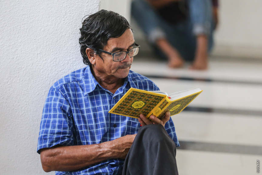 ރޯދައާއި އަޅުކަން: އެހެން މަސްމަހާ ހިލާފަށް ރަމަޟާން މަހު އަޅުކަމުގައި ހޭދަ ކުރާ މީހުންގެ އަދަދު ގިނަކަން ވަނީ ފާހަގަ ކުރެވިފަ، އަދި އަޅުކަމުގައި ހޭދަކުރާ ވަގުތު އިތުރުވެ، ނަމާދު ގަޑިތަކުގައި މިސްކިތްތައް ފުރޭ -- ސަން ފޮޓޯ/ ފަޔާޒު މޫސާ