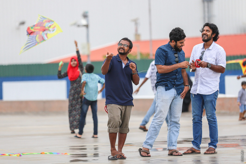 ރޯދަ ކުރުކުރުމުގެ ގޮތުން އެކިކަހަލަ ކުޅިވަރު ކުޅުމަކީ ދިވެހިންގެ ތެރޭގައި ޒަމާނުއްސުރެ އޮންނަ އާދައެއް. އެގޮތުން އަސްރު ނަމާދަށްފަހު ގިނަ ބަޔަކު ކުޅިވަރު މައިދާނުގައި ހަރަކާތްތެރިވާތަން ފެނޭ -- ސަން ފޮޓޯ/ ފަޔާޒު މޫސާ