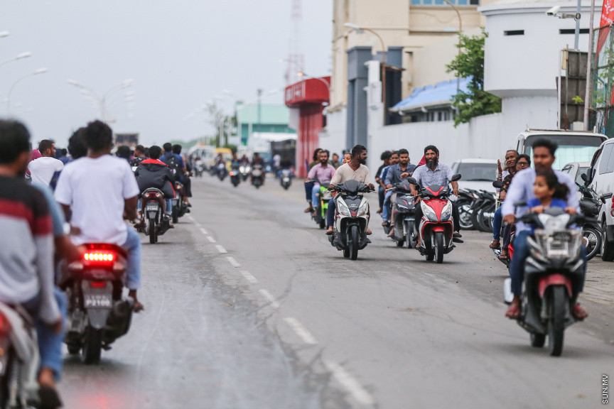 ރޯދަ ކުރުކުރުމުގެ ގޮތުން އެކިކަހަލަ ކުޅިވަރު ކުޅުމަކީ ދިވެހިންގެ ތެރޭގައި ޒަމާނުއްސުރެ އޮންނަ އާދައެއް. އެގޮތުން އަސްރު ނަމާދަށްފަހު ގިނަ ބަޔަކު ކުޅިވަރު މައިދާނުގައި ހަރަކާތްތެރިވާތަން ފެނޭ -- ސަން ފޮޓޯ/ ފަޔާޒު މޫސާ