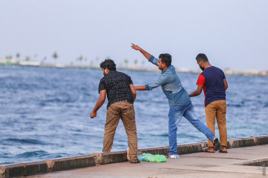 ރޯދަ ކުރުކުރުމުގެ ގޮތުން އެކިކަހަލަ ކުޅިވަރު ކުޅުމަކީ ދިވެހިންގެ ތެރޭގައި ޒަމާނުއްސުރެ އޮންނަ އާދައެއް. އެގޮތުން އަސްރު ނަމާދަށްފަހު ގިނަ ބަޔަކު ކުޅިވަރު މައިދާނުގައި ހަރަކާތްތެރިވާތަން ފެނޭ -- ސަން ފޮޓޯ/ ފަޔާޒު މޫސާ