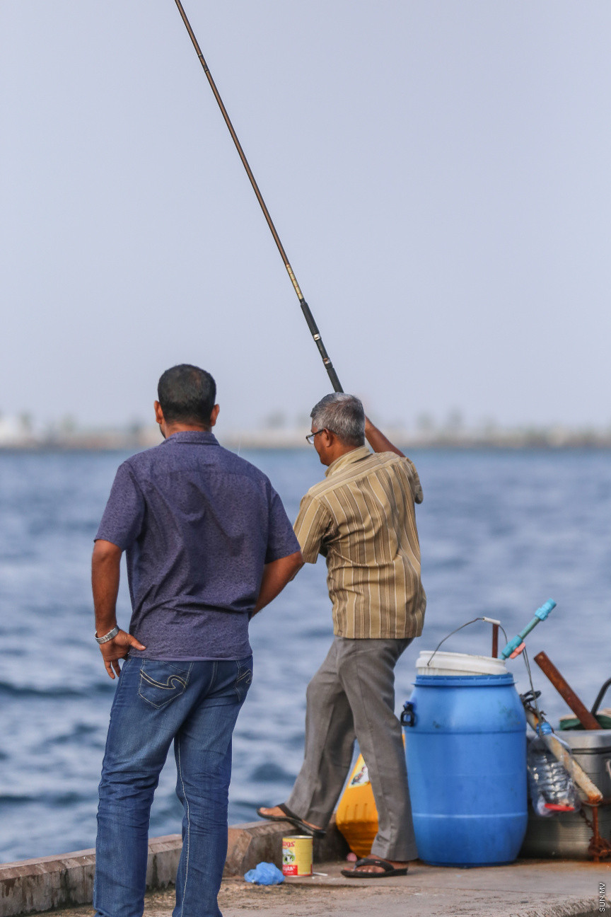 ރޯދަ ކުރުކުރުމުގެ ގޮތުން އެކިކަހަލަ ކުޅިވަރު ކުޅުމަކީ ދިވެހިންގެ ތެރޭގައި ޒަމާނުއްސުރެ އޮންނަ އާދައެއް. އެގޮތުން އަސްރު ނަމާދަށްފަހު ގިނަ ބަޔަކު ކުޅިވަރު މައިދާނުގައި ހަރަކާތްތެރިވާތަން ފެނޭ -- ސަން ފޮޓޯ/ ފަޔާޒު މޫސާ