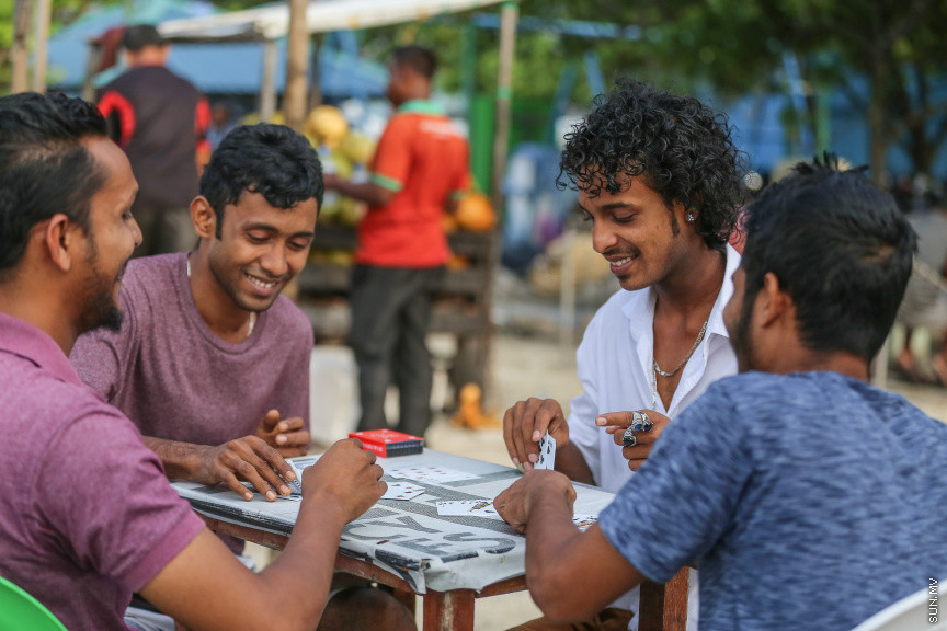 ރޯދަ ކުރުކުރުމުގެ ގޮތުން އެކިކަހަލަ ކުޅިވަރު ކުޅުމަކީ ދިވެހިންގެ ތެރޭގައި ޒަމާނުއްސުރެ އޮންނަ އާދައެއް. އެގޮތުން އަސްރު ނަމާދަށްފަހު ގިނަ ބަޔަކު ކުޅިވަރު މައިދާނުގައި ހަރަކާތްތެރިވާތަން ފެނޭ -- ސަން ފޮޓޯ/ ފަޔާޒު މޫސާ