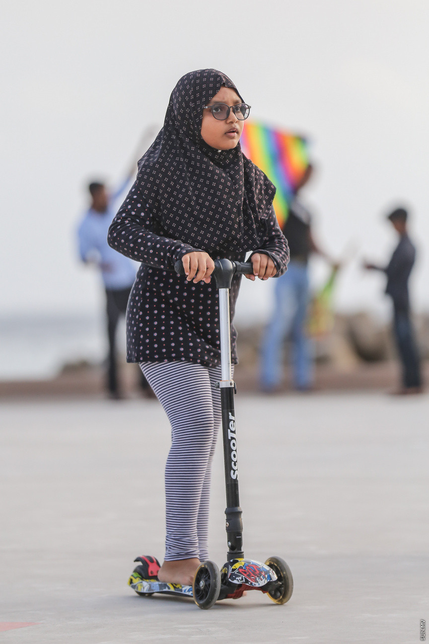 ރޯދަ ކުރުކުރުމުގެ ގޮތުން އެކިކަހަލަ ކުޅިވަރު ކުޅުމަކީ ދިވެހިންގެ ތެރޭގައި ޒަމާނުއްސުރެ އޮންނަ އާދައެއް. އެގޮތުން އަސްރު ނަމާދަށްފަހު ގިނަ ބަޔަކު ކުޅިވަރު މައިދާނުގައި ހަރަކާތްތެރިވާތަން ފެނޭ -- ސަން ފޮޓޯ/ ފަޔާޒު މޫސާ