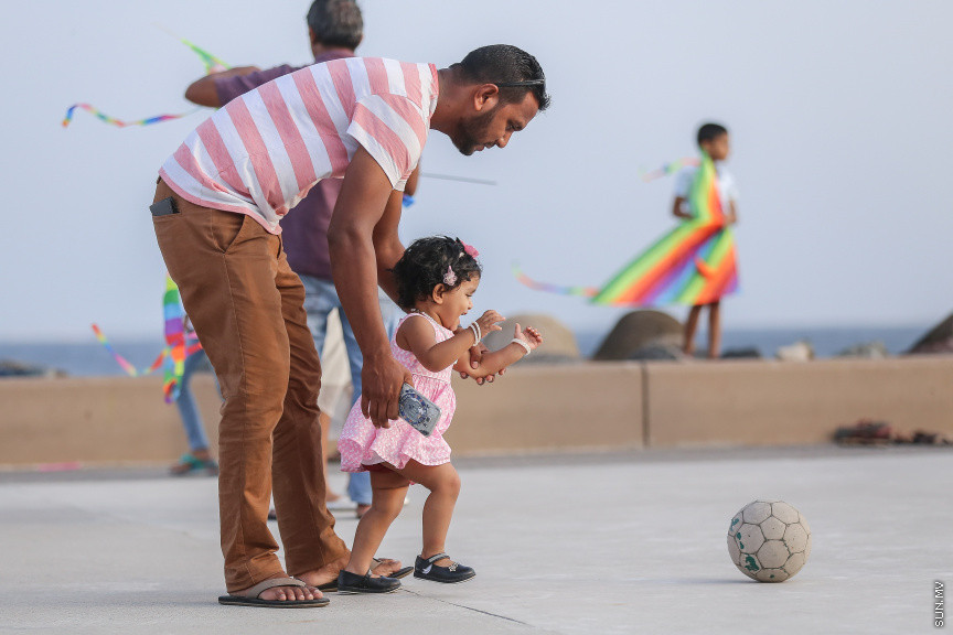 ރޯދަ ކުރުކުރުމުގެ ގޮތުން އެކިކަހަލަ ކުޅިވަރު ކުޅުމަކީ ދިވެހިންގެ ތެރޭގައި ޒަމާނުއްސުރެ އޮންނަ އާދައެއް. އެގޮތުން އަސްރު ނަމާދަށްފަހު ގިނަ ބަޔަކު ކުޅިވަރު މައިދާނުގައި ހަރަކާތްތެރިވާތަން ފެނޭ -- ސަން ފޮޓޯ/ ފަޔާޒު މޫސާ