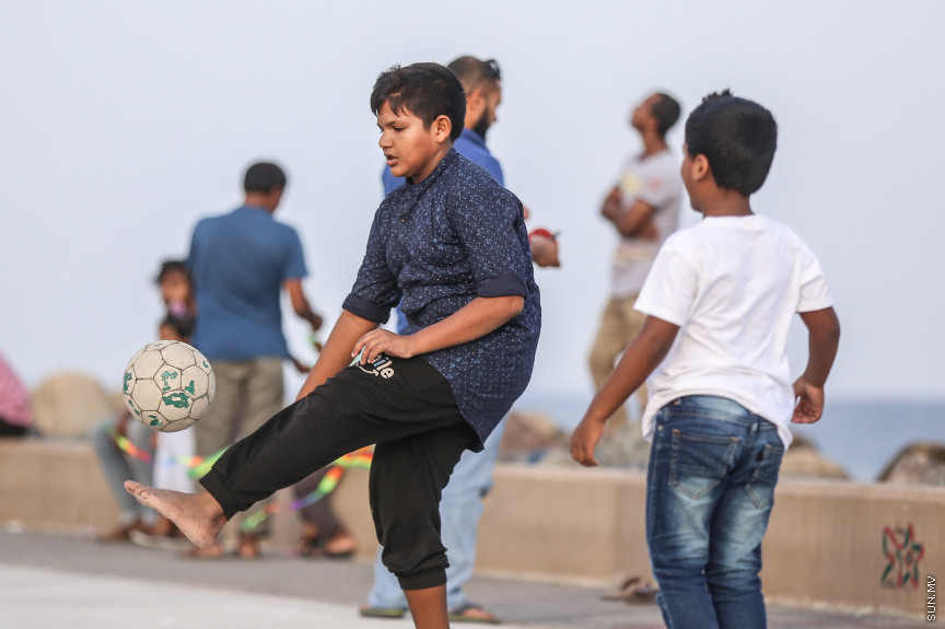 ރޯދަ ކުރުކުރުމުގެ ގޮތުން އެކިކަހަލަ ކުޅިވަރު ކުޅުމަކީ ދިވެހިންގެ ތެރޭގައި ޒަމާނުއްސުރެ އޮންނަ އާދައެއް. އެގޮތުން އަސްރު ނަމާދަށްފަހު ގިނަ ބަޔަކު ކުޅިވަރު މައިދާނުގައި ހަރަކާތްތެރިވާތަން ފެނޭ -- ސަން ފޮޓޯ/ ފަޔާޒު މޫސާ