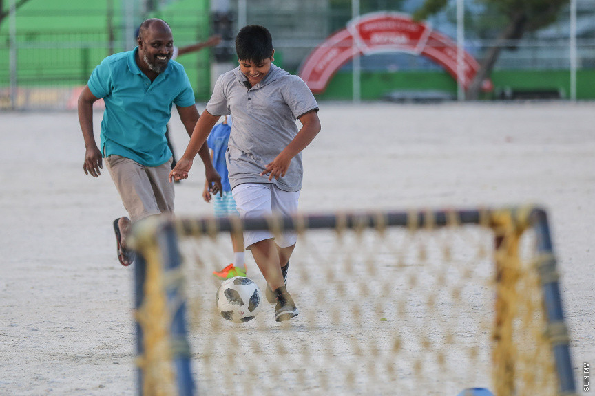 ރޯދަ ކުރުކުރުމުގެ ގޮތުން އެކިކަހަލަ ކުޅިވަރު ކުޅުމަކީ ދިވެހިންގެ ތެރޭގައި ޒަމާނުއްސުރެ އޮންނަ އާދައެއް. އެގޮތުން އަސްރު ނަމާދަށްފަހު ގިނަ ބަޔަކު ކުޅިވަރު މައިދާނުގައި ހަރަކާތްތެރިވާތަން ފެނޭ -- ސަން ފޮޓޯ/ ފަޔާޒު މޫސާ
