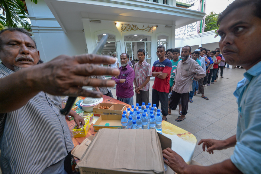 މާލޭގެ މިސްކިތެއްގައި ރޯދަ ވީއްލަން ބަޔަކު ތައްޔާރު ވަނީ: ރަމަޟާން މަހު މިސްކިތްތަކަށް ރޯދަ ވީއްލަންދާ މީހުންގެ ތެރެއިން ގިނައީ ބިދޭސީން --- ސަން ފޮޓޯ/ މުހައްމަދު އަފްރާހް