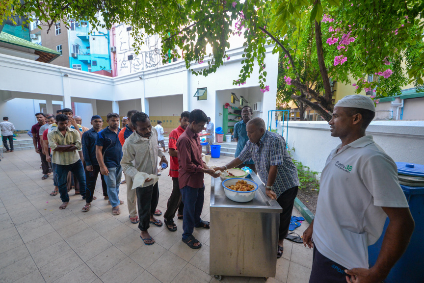 މާލޭގެ މިސްކިތެއްގައި ރޯދަ ވީއްލަން ބަޔަކު ތައްޔާރު ވަނީ: ރަމަޟާން މަހު މިސްކިތްތަކަށް ރޯދަ ވީއްލަންދާ މީހުންގެ ތެރެއިން ގިނައީ ބިދޭސީން --- ސަން ފޮޓޯ/ މުހައްމަދު އަފްރާހް