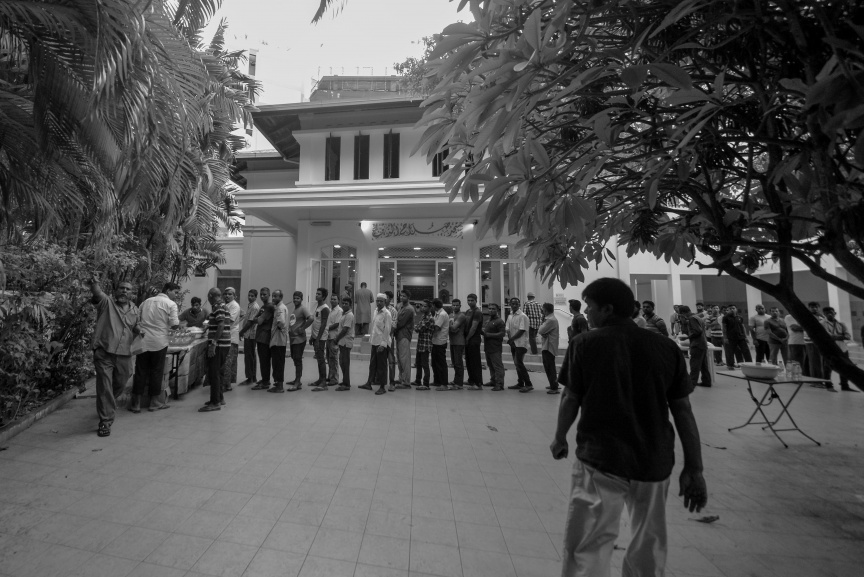 މާލޭގެ މިސްކިތެއްގައި ރޯދަ ވީއްލަން ބަޔަކު ތައްޔާރު ވަނީ: ރަމަޟާން މަހު މިސްކިތްތަކަށް ރޯދަ ވީއްލަންދާ މީހުންގެ ތެރެއިން ގިނައީ ބިދޭސީން --- ސަން ފޮޓޯ/ މުހައްމަދު އަފްރާހް