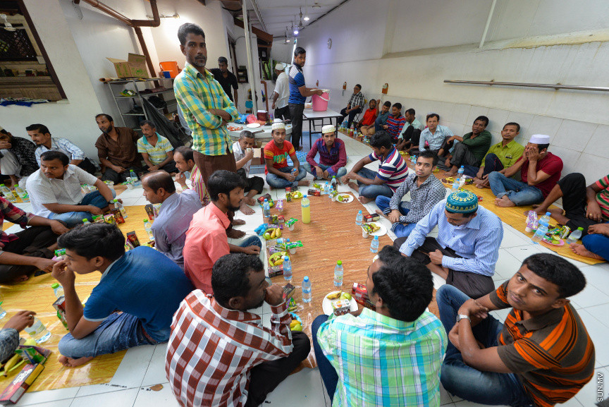 މާލޭގެ މިސްކިތެއްގައި ރޯދަ ވީއްލަން ބަޔަކު ތައްޔާރު ވަނީ: ރަމަޟާން މަހު މިސްކިތްތަކަށް ރޯދަ ވީއްލަންދާ މީހުންގެ ތެރެއިން ގިނައީ ބިދޭސީން --- ސަން ފޮޓޯ/ މުހައްމަދު އަފްރާހް