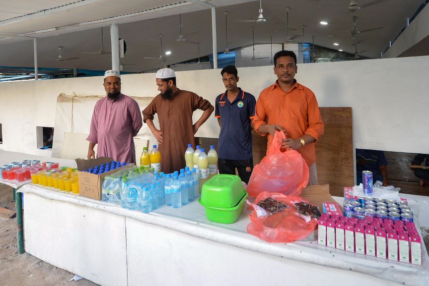 މާލޭގެ މިސްކިތެއްގައި ރޯދަ ވީއްލަން ބަޔަކު ތައްޔާރު ވަނީ: ރަމަޟާން މަހު މިސްކިތްތަކަށް ރޯދަ ވީއްލަންދާ މީހުންގެ ތެރެއިން ގިނައީ ބިދޭސީން --- ސަން ފޮޓޯ/ މުހައްމަދު އަފްރާހް