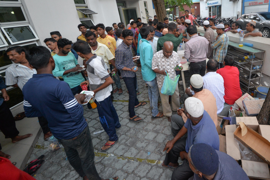 މާލޭގެ މިސްކިތެއްގައި ރޯދަ ވީއްލަން ބަޔަކު ތައްޔާރު ވަނީ: ރަމަޟާން މަހު މިސްކިތްތަކަށް ރޯދަ ވީއްލަންދާ މީހުންގެ ތެރެއިން ގިނައީ ބިދޭސީން --- ސަން ފޮޓޯ/ މުހައްމަދު އަފްރާހް